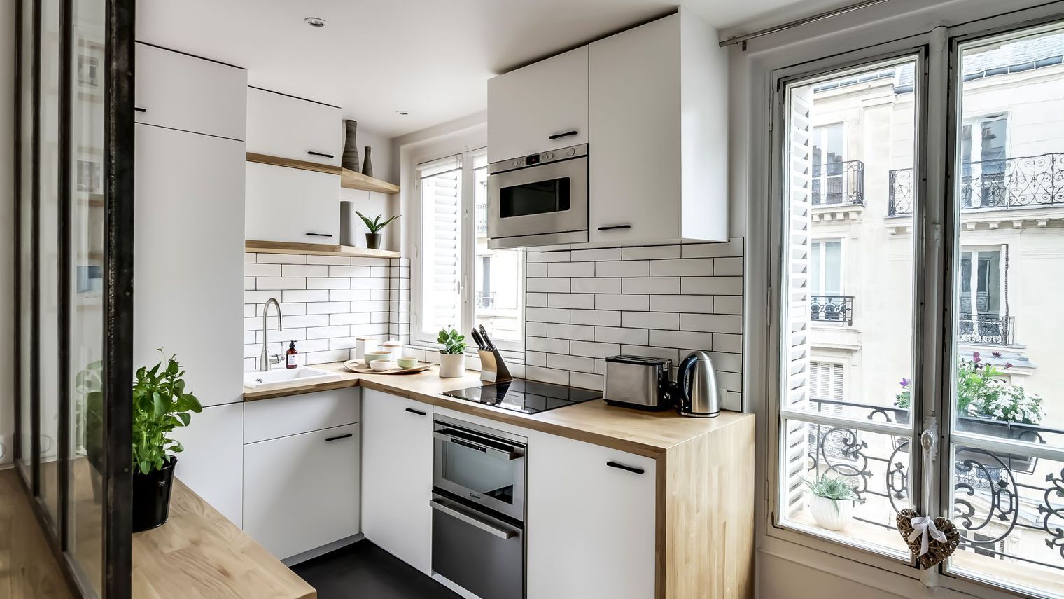 Угловая кухня с окном — фото примеры оформления дизайна