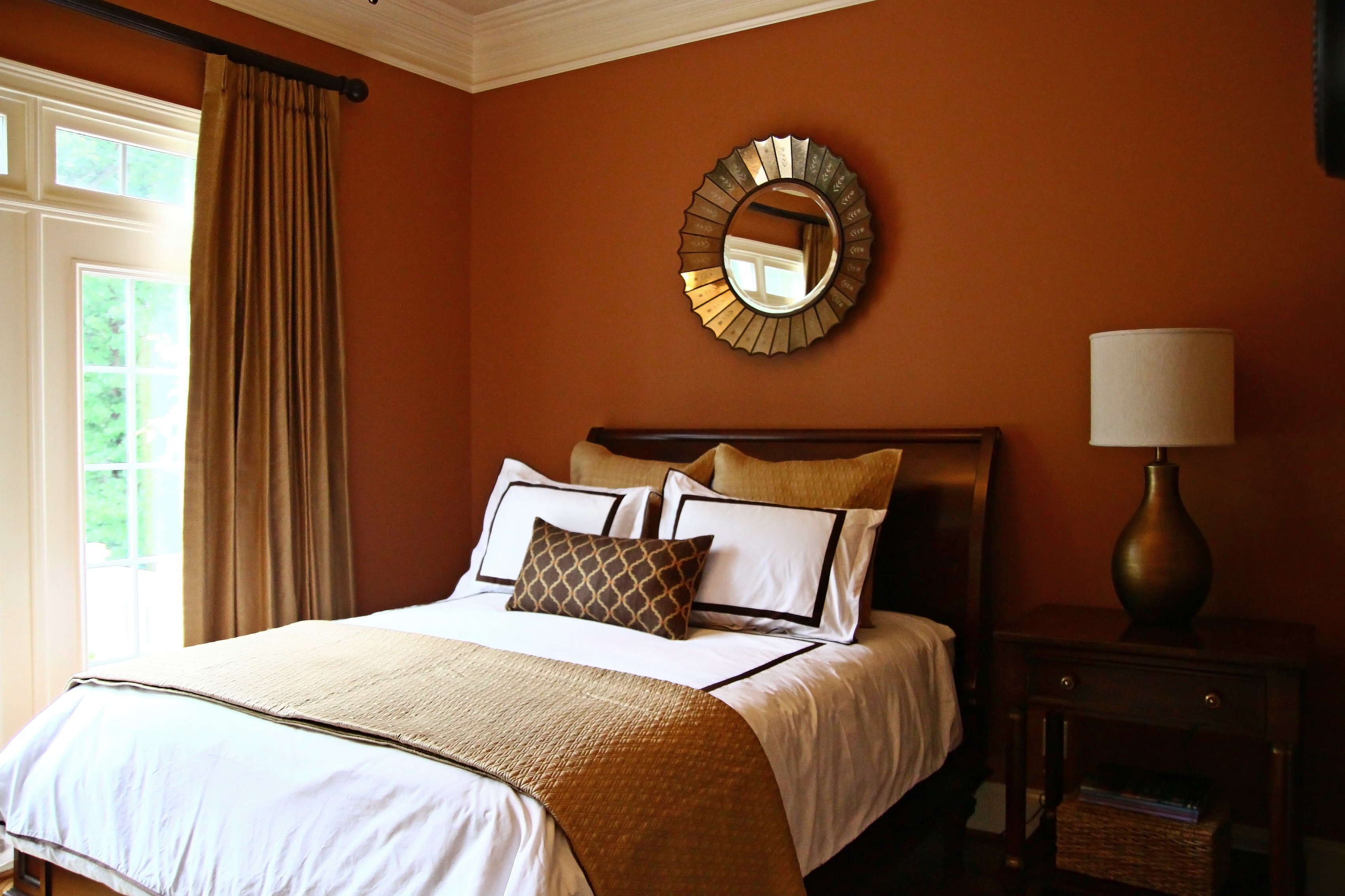Цвет напротив коричневого. Терракотовые стены в спальне. Спальня в коричневых тонах. Спальня в терракотовых тонах. Коричневый цвет в интерьере.