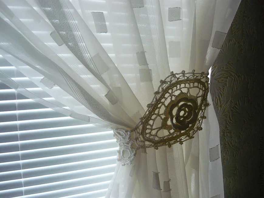 Для тонкой шторы из органзы сшейте подхват из кружева, добавьте жемчужины. 