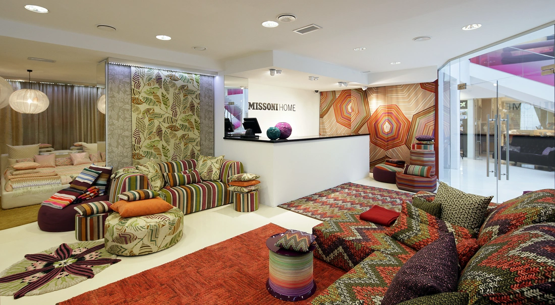 В восточный дизайн гостиной великолепно впишутся декоративные диванные подушки с вышивкой, характерным орнаментом.