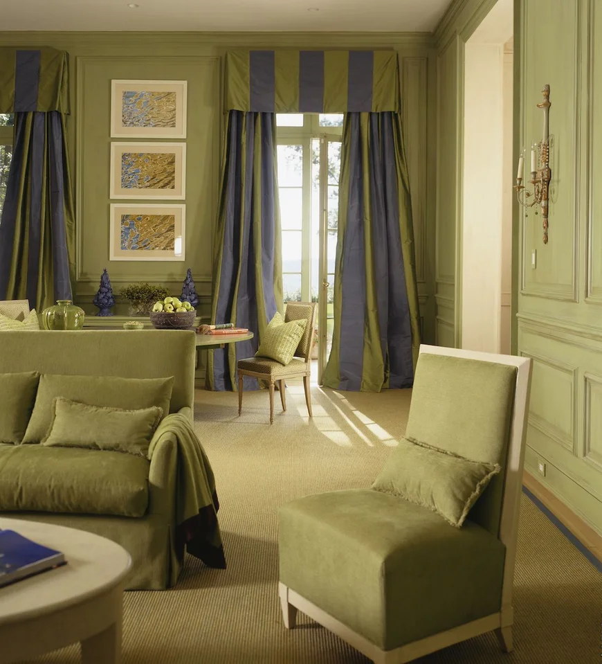 Увеличить высоту комнаты, закрепив неширокий ламбрекен выше к карнизу