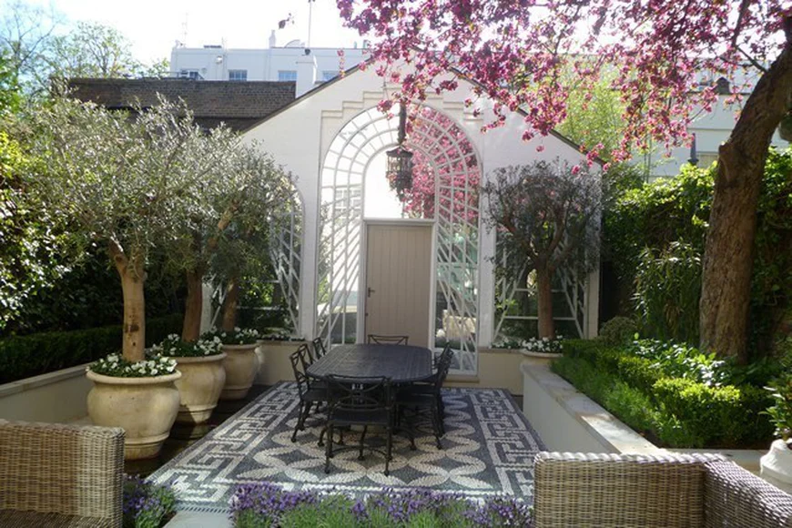 Зеркальные вставки расширяют границы двора