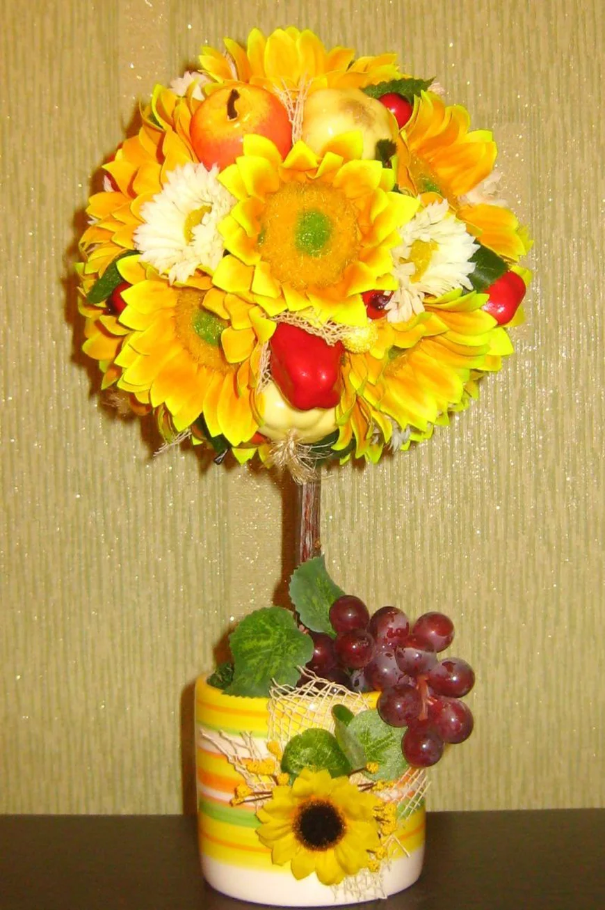 Если горшочек и так достаточно тяжел, можно заполнить его флористической губкой или монтажной пеной.