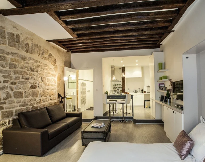 Часто оборудуют гостиную-студию барной стойкой и огромным количеством современной бытовой техники: кофе-машина, тостер, кухонный комбайн, посудомоечная машина, холодильник .