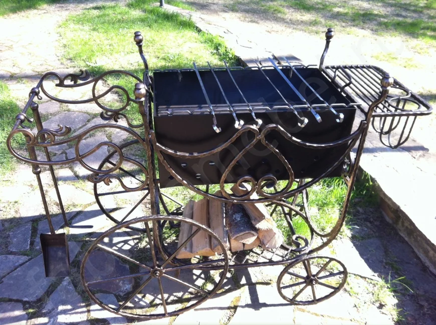 Найдите и вы самый удобный для вас мангал. А имея колеса, он станет еще и мобильным.