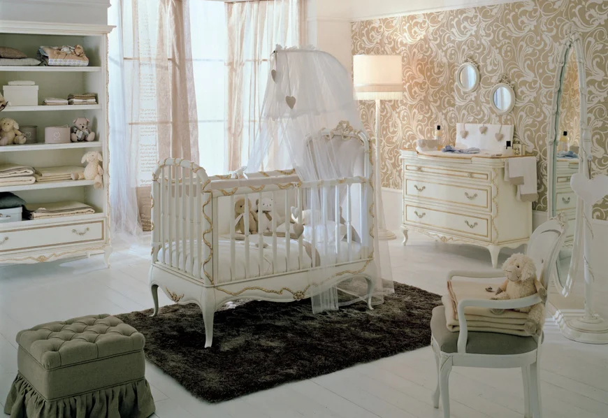 Комната для новорожденного в классическом стиле.