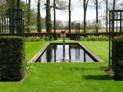 Формальный пруд - прекрасный вариант для небольшого участка: выглядит аккуратно и вписывается в любой свободный уголок территории. 