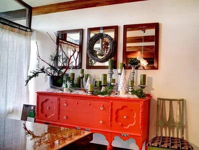 Чем сложнее форма старого комода, тем более эффектен он будет в ярком цвете