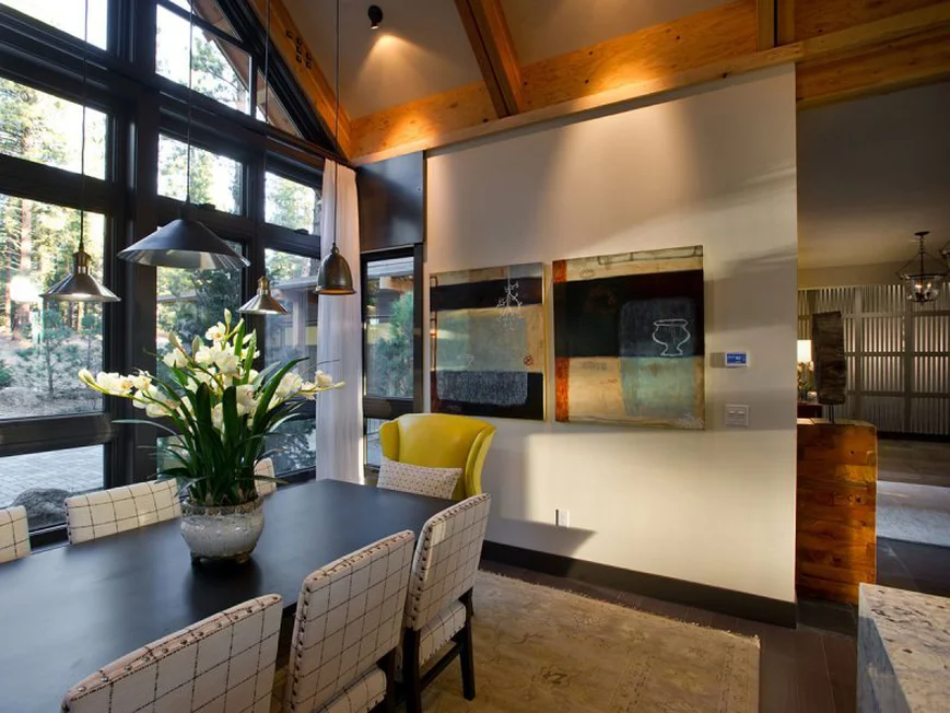 Уютная обеденная зона с видом на лес