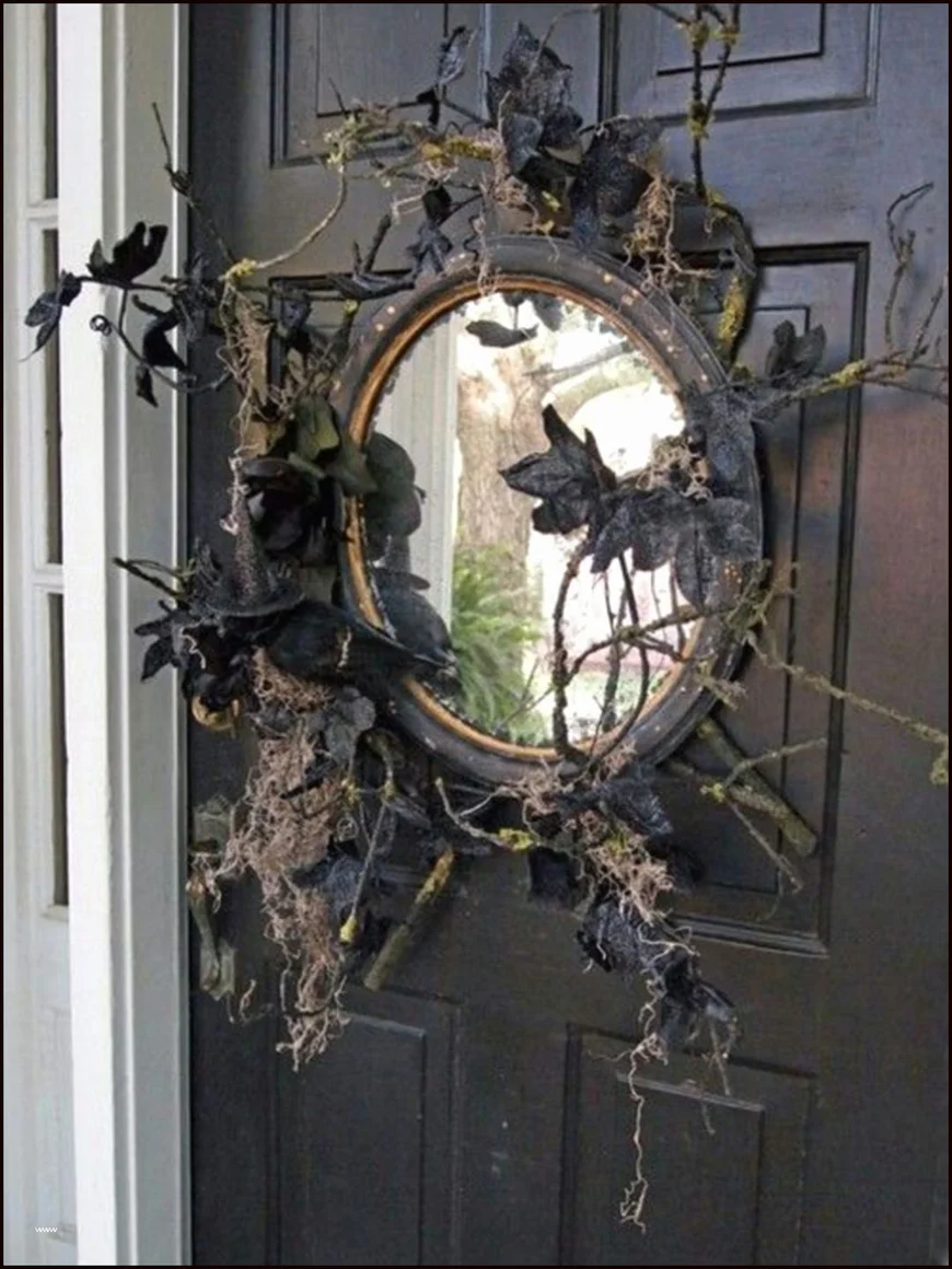 Зеркало с рамой из ветвей и паутины