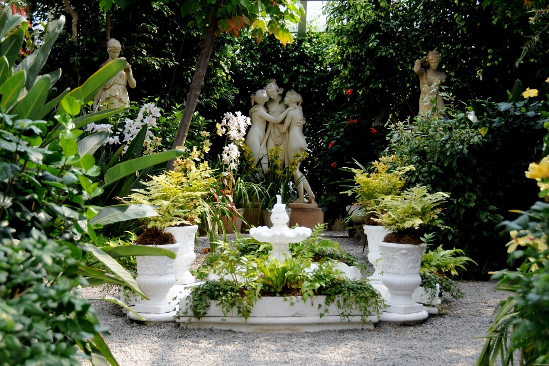 Барельефы и скульптуры в саду