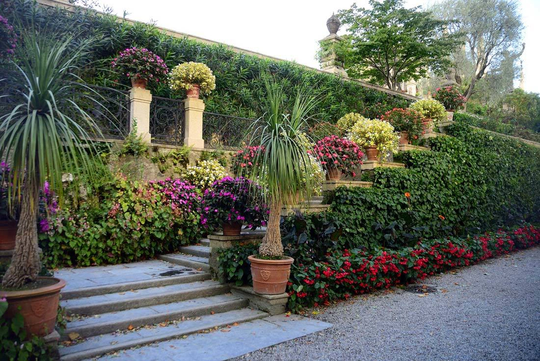 Сады обычно располагаются на сложном рельефе холмов, на террасах, имеют подпорные стенки