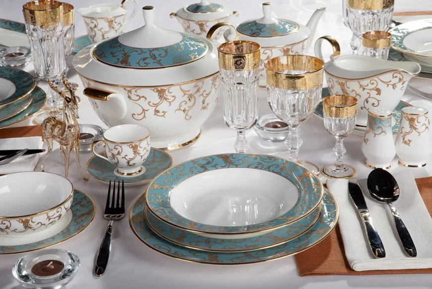 Роскошная столовая посуда для праздничной сервировки