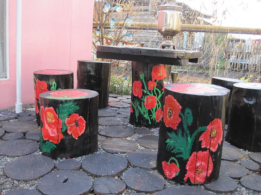 Садовый стол расписанный в народном стиле