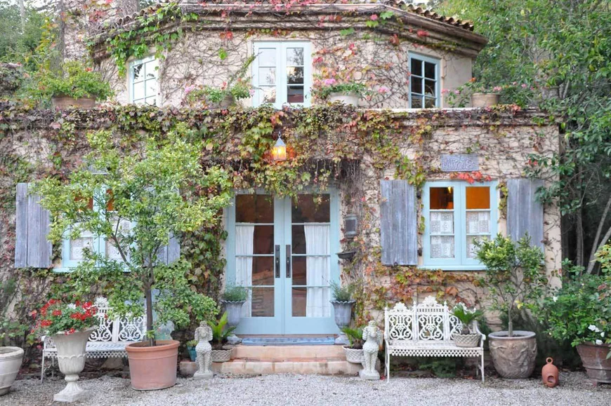 В любом доме: маленьком или большом, старом или новеньком с иголочки, обязательно найдется архитектурная особенность, которую можно выгодно подчеркнуть