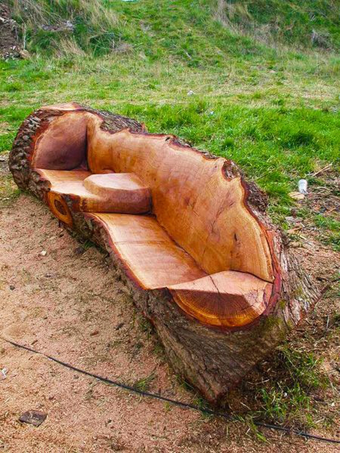 Скамейка из старого дерева