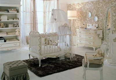 Комната для новорожденного в классическом стиле.