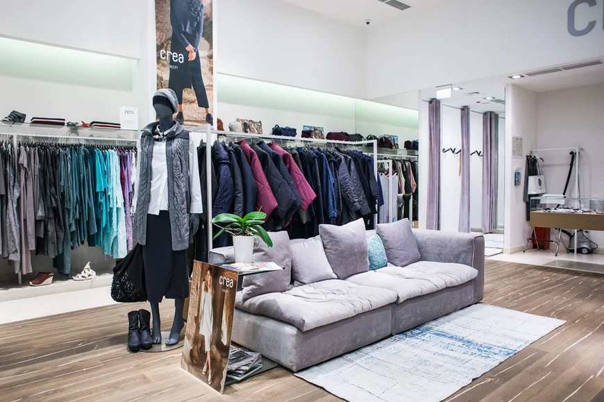 Интерьер магазина премиальной брендовой одежды CreaConcept