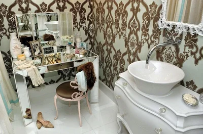 Стеклянная душевая кабина, добротная сантехника, двойной комплект раковин с большим зеркалом и светильниками.