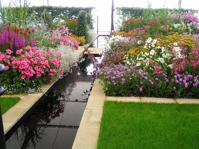  Формальный пруд - прекрасный вариант для небольшого участка,так как имеет четкие линии и может обходиться без прибрежных растений.Простая и аккуратная форма такого водоема легко совмещается с любым стилем сада.