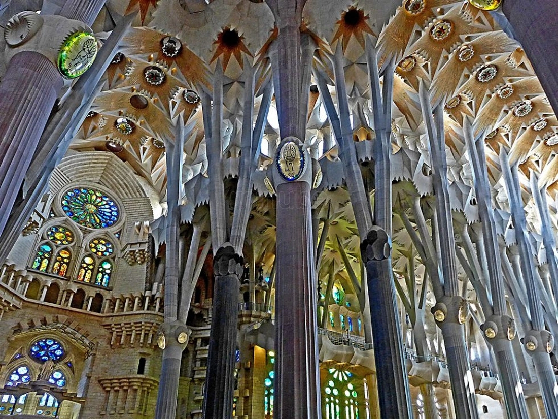 Колонны “Temple Expiatori de la Sagrada Família”