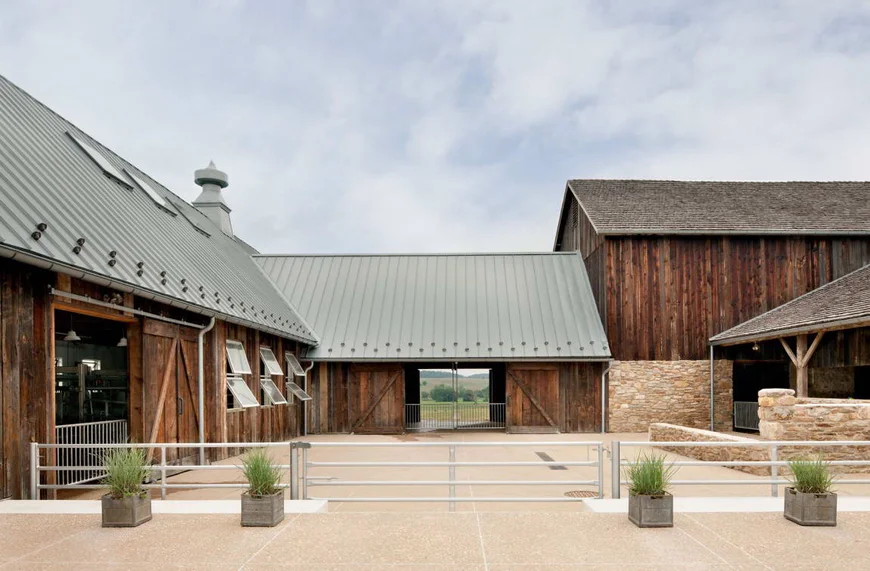 Як облаштувати подвір'я з тваринами: загони та огорожі