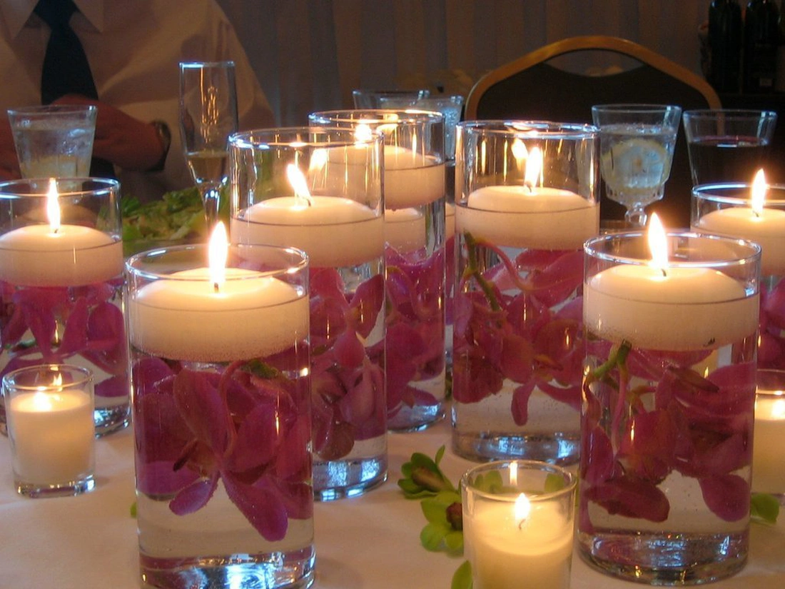Для романтического ужина засерверуйте стол и украсьте композицией из свечей.