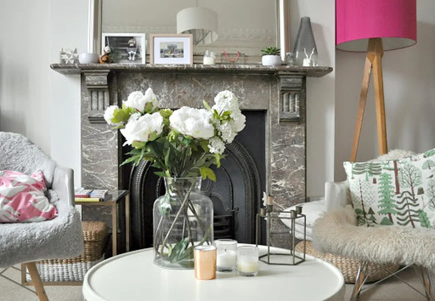 Букет из искусственных пионов и сирени.