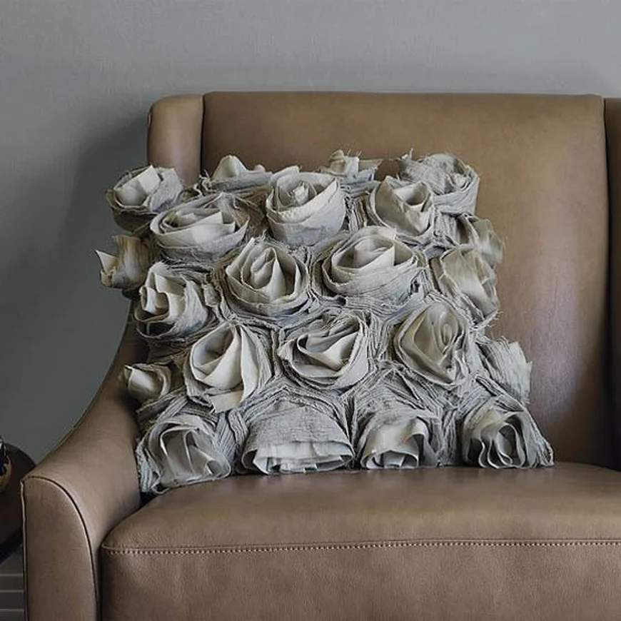 Пошейте подушки своими руками из материалов, соответствующих стилю и не выбивающиеся из общей картины.