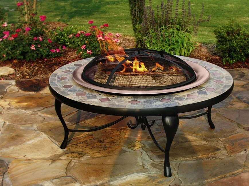 Кованый очаг, украшенный мозаикой