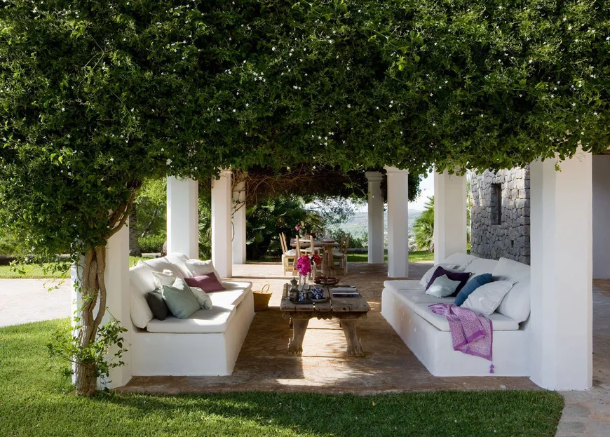 Пергола, увитая плетистыми растениями, дарит прохладу