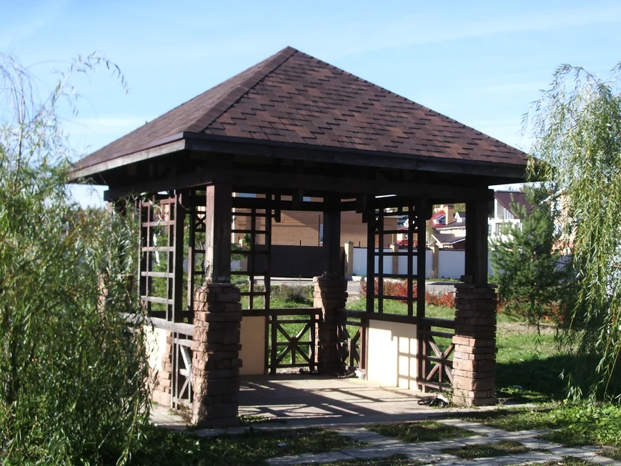 Материалы для беседки: дерево, камень, пластик, металл, поликарбонат. Комбинирование материалов дает отличный результат.