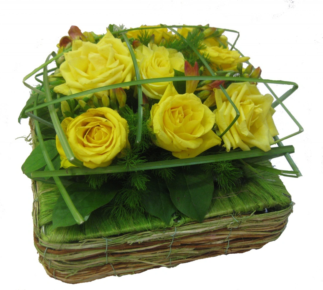 Традиционно мужчинам предпочитают дарить крупные цветы: розы, хризантемы, каллы, ирисы, гвоздики.