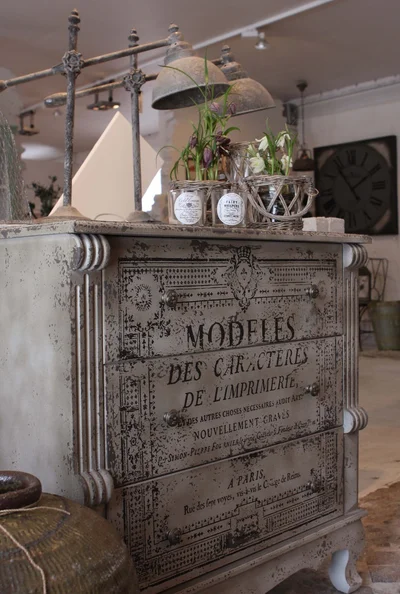 Любителям путешествий для декупажа можно использовать мореходные карты, скопированные из интернета, а меломаны оценят декор нотными страницами. 