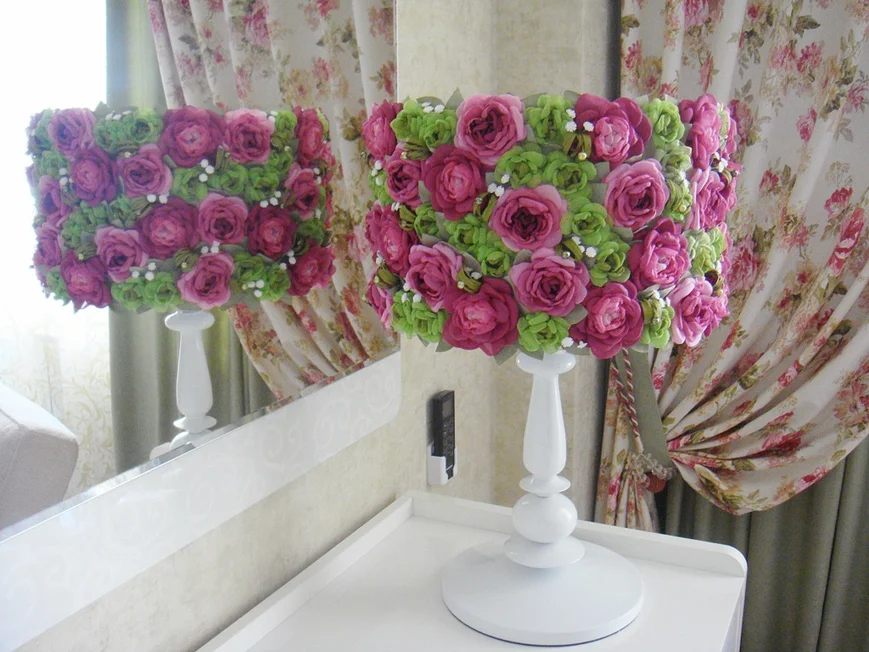 Плотно пришейте или приклейте клеевым пистолетом цветы к абажуру.