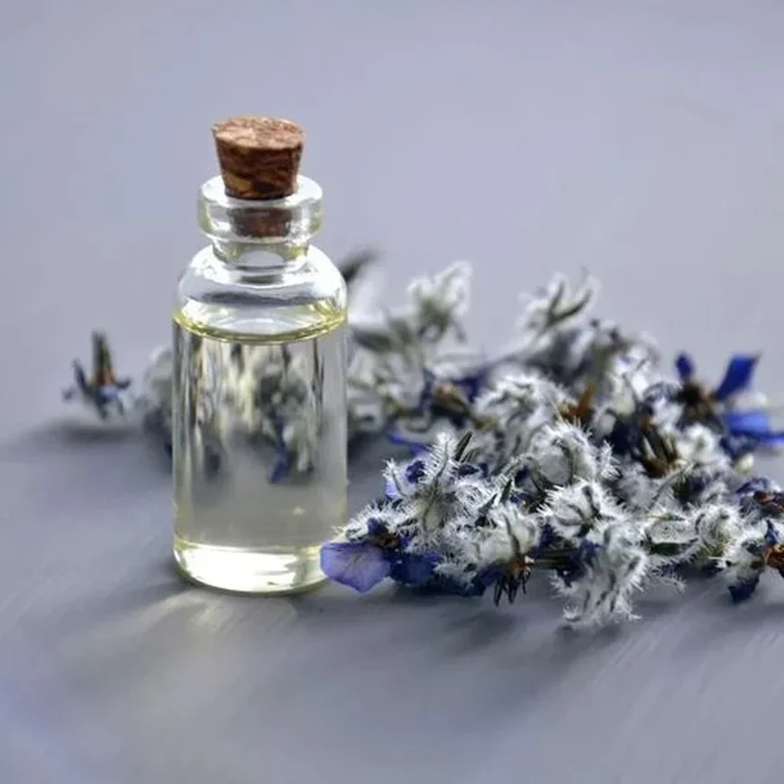 Лаванда — известна своими успокаивающими свойствами, помогает снять стресс и тревогу