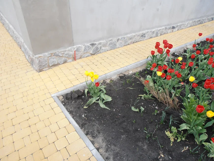 Дорожка возле входных ворот Дорожка возле входных ворот