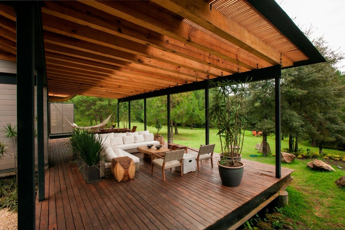  Отличительной чертой террасы является отсутствие стен и крыши, что позволяет отдыхать на открытом воздухе с весны до осени.