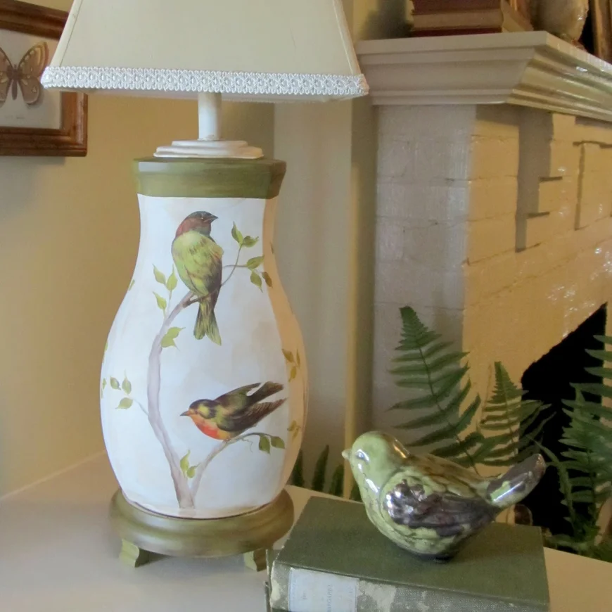 Цветочные, весенние мотивы нанесите на тумбу лампы или абажур.