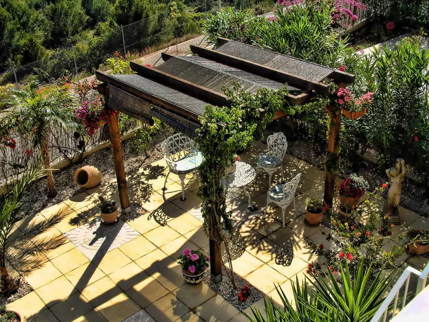 Много уютных зон отдыха, расположенных на террасах и патио 