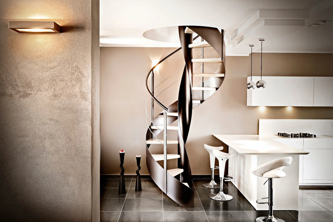 Лестница из металла отличный вариант для интерьера в стиле hi-tech.