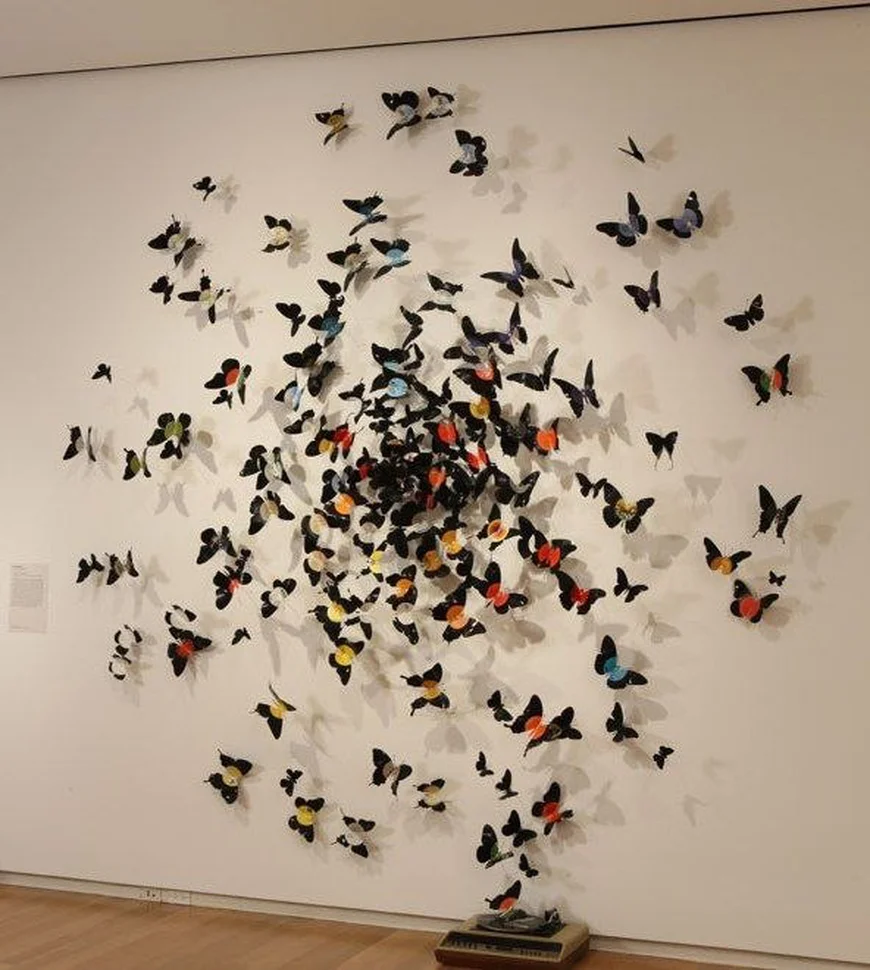 Играйте с цветом и размером бабочек, придайте им направление движения.