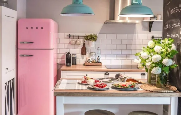 Холодильник известной марки - настоящий декоративный объект