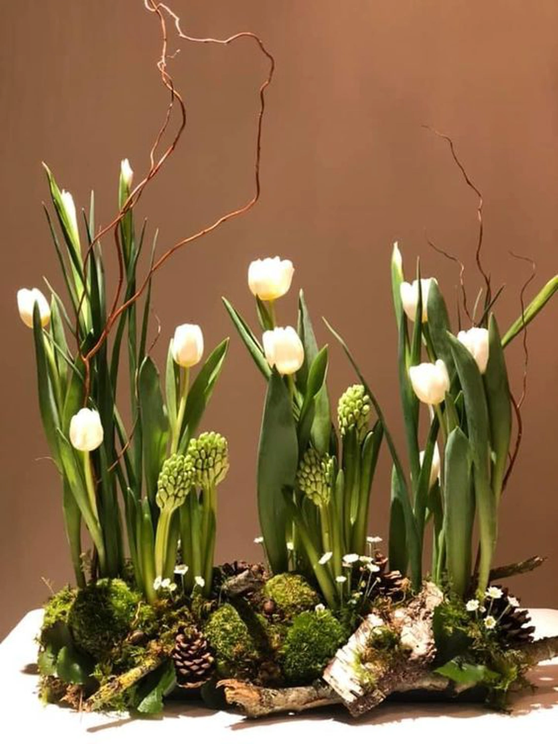 Весняні квіткові композиції з тюльпанів