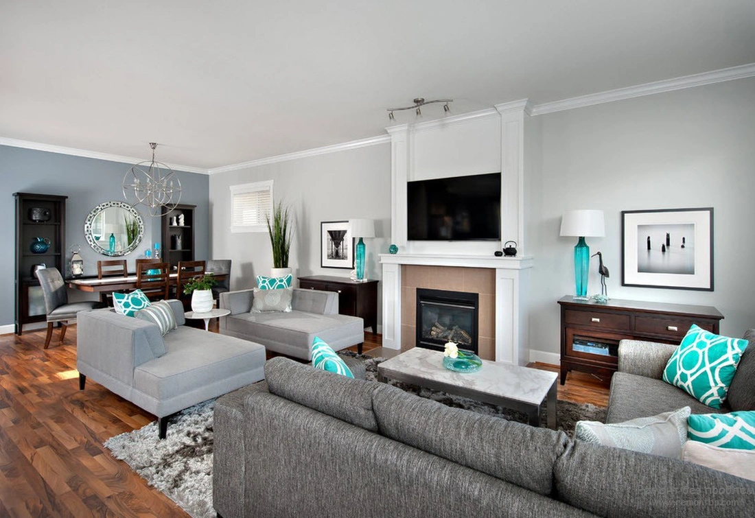 Бросьте несколько декоративных подушек яркой расцветки на диван гостиной.