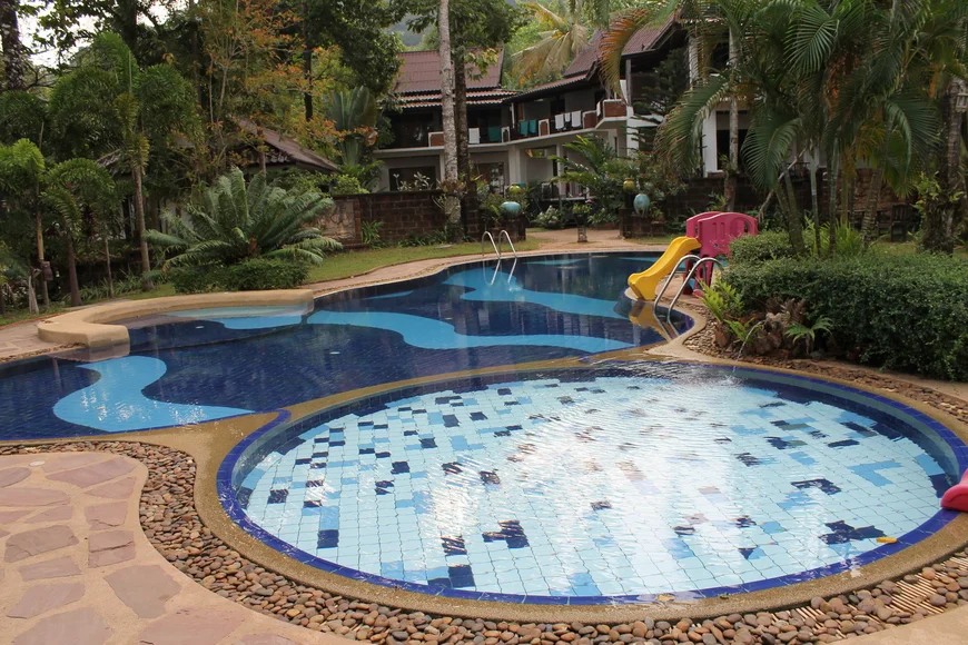 Бассейн. Зоны отдыха в саду Бассейн. Зоны отдыха в саду