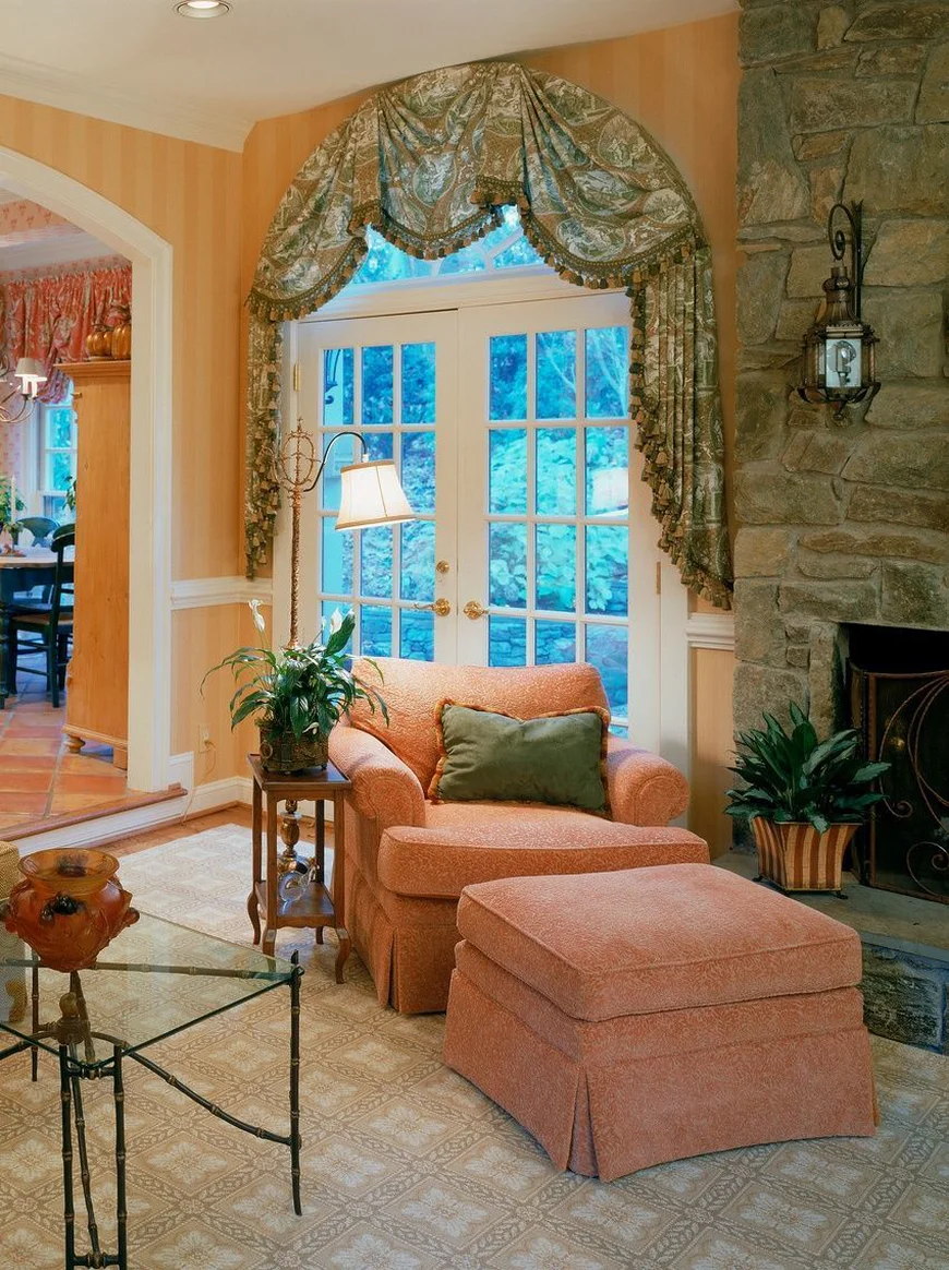 Джабот-драпировка из складок ткани каскадом