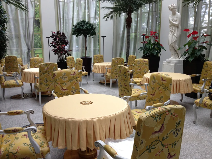 Цвета натуральные, мягкие - песочный, шоколад, кремовый, терракотовый. 