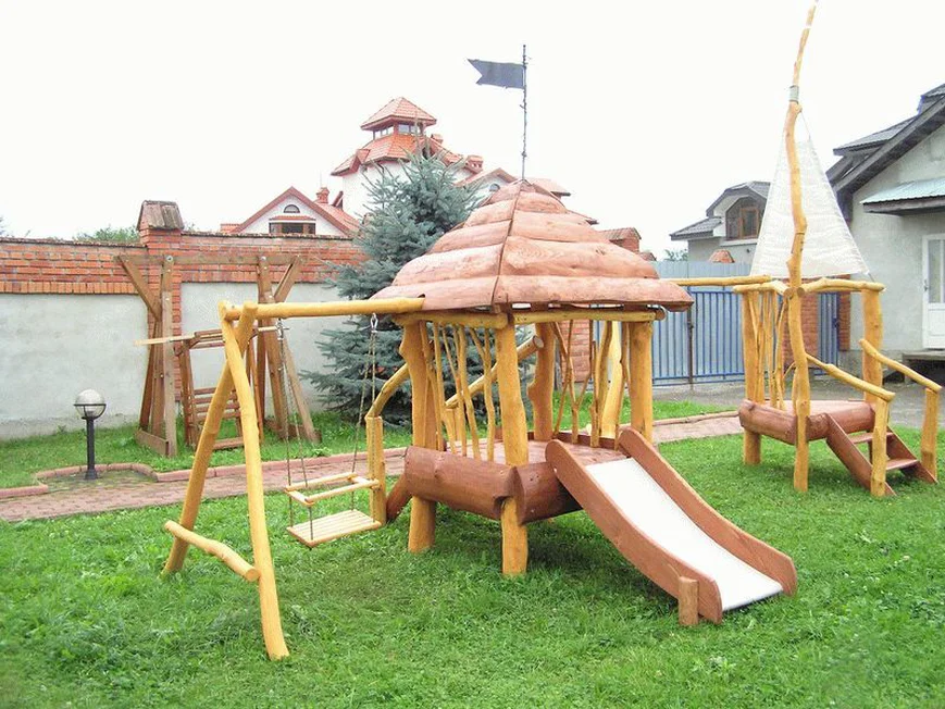 Верхняя площадка горки должна быть широкая и иметь боковые ограждения.