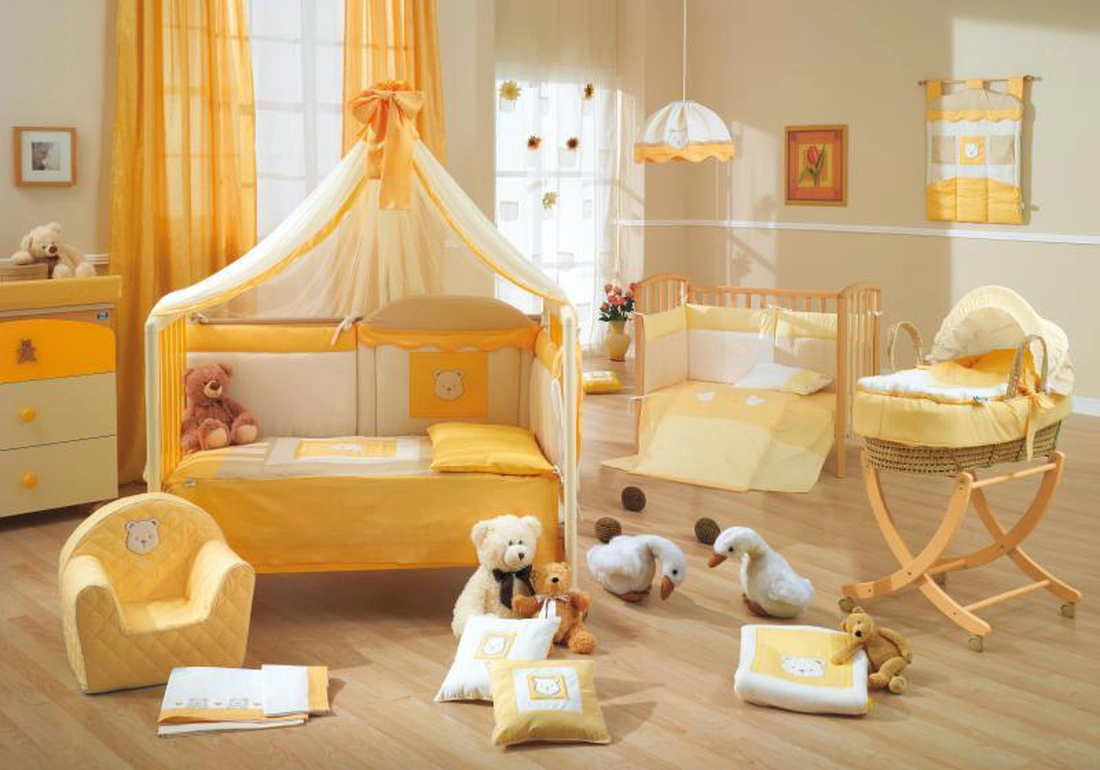 Основной набор мебели для комнаты младенца состоит из кроватки, шкафа или комода, пеленального столика и кресла для мамы.